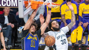 位年轻且有 位年轻且有